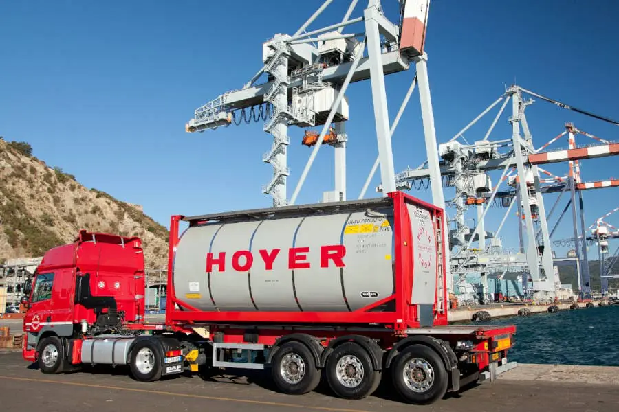 Vrachtwagen van logistiek bedrijf Hoyer op een haven