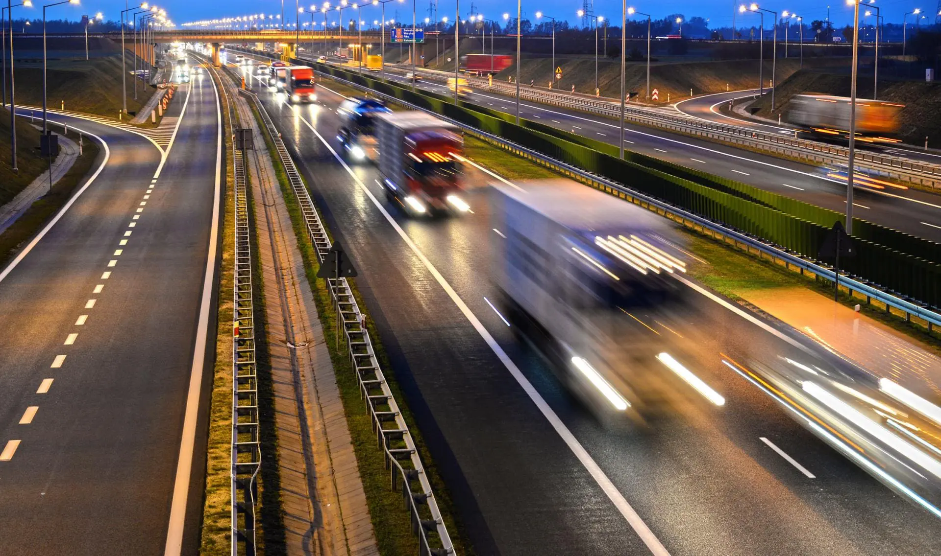 Vrachtwagens die goederen vervoeren over de snelweg