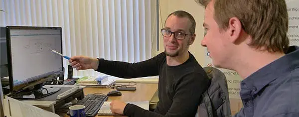 John en Pim John en Pim, twee medewerkers van Adaption, zijn samen aan het werk