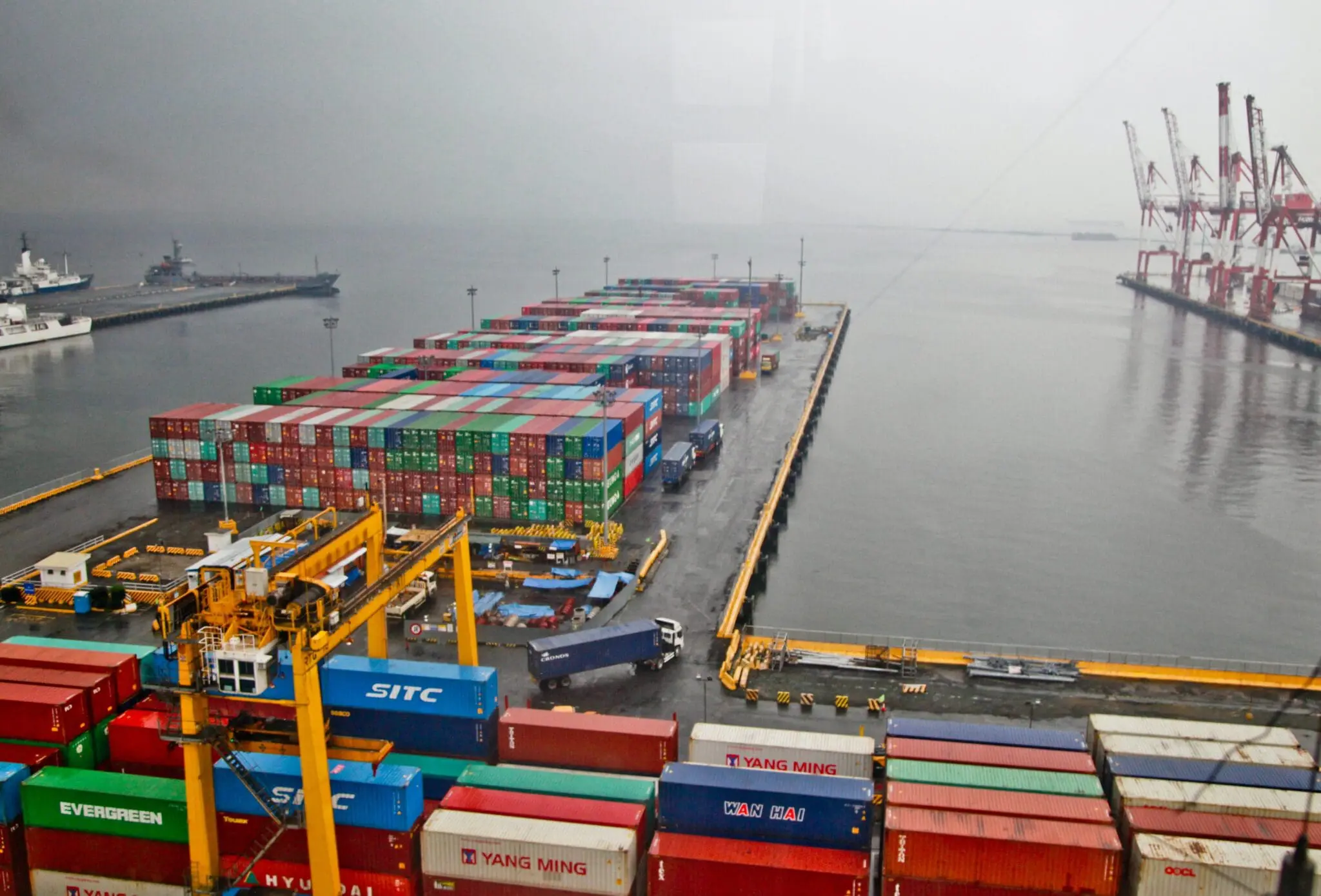Haven waar containers binnen komen en vervoederd worden