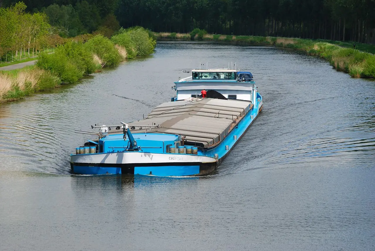 Een grote hoeveelheid aan goederen worden getransporteerd via boot