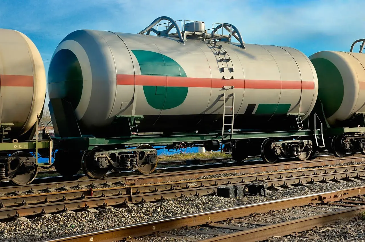 Een stil staande trein met containers