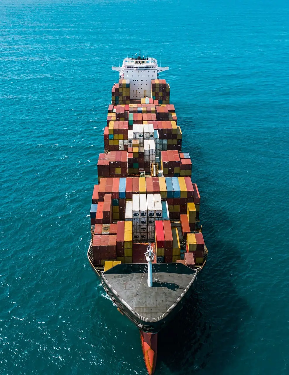 Schip vol geladen met containers