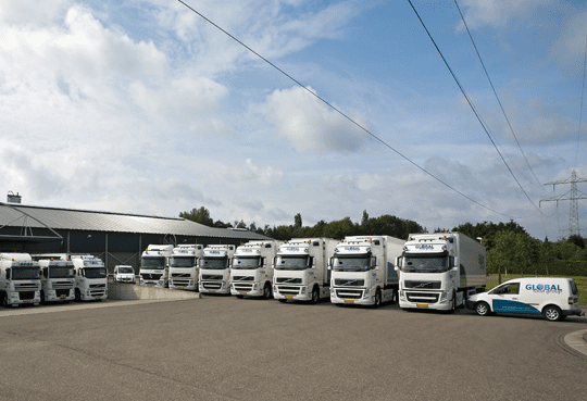 Geparkeerde vrachtwagens van het logistieke bedrijf Global Food Group