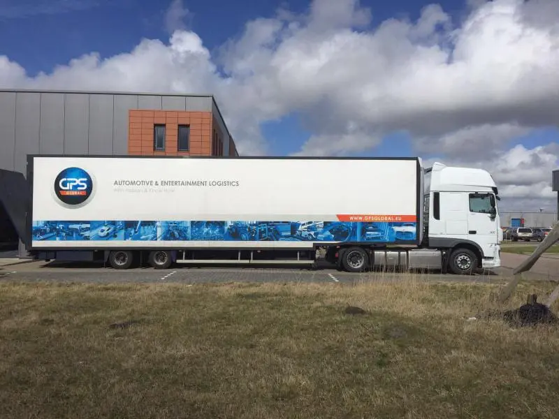 Een vrachtwagen van het logistieke bedrijf GPS Trucking
