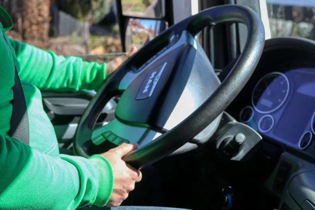 Vrachtwagenchauffeur achter het stuur