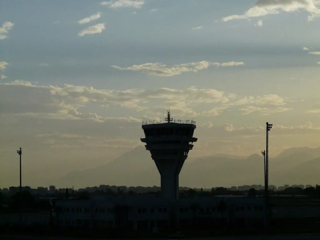 Een Control Tower biedt realtime inzicht in de volledige supply chain, waardoor bedrijven proactief kunnen reageren op verstoringen en efficiënter kunnen plannen.