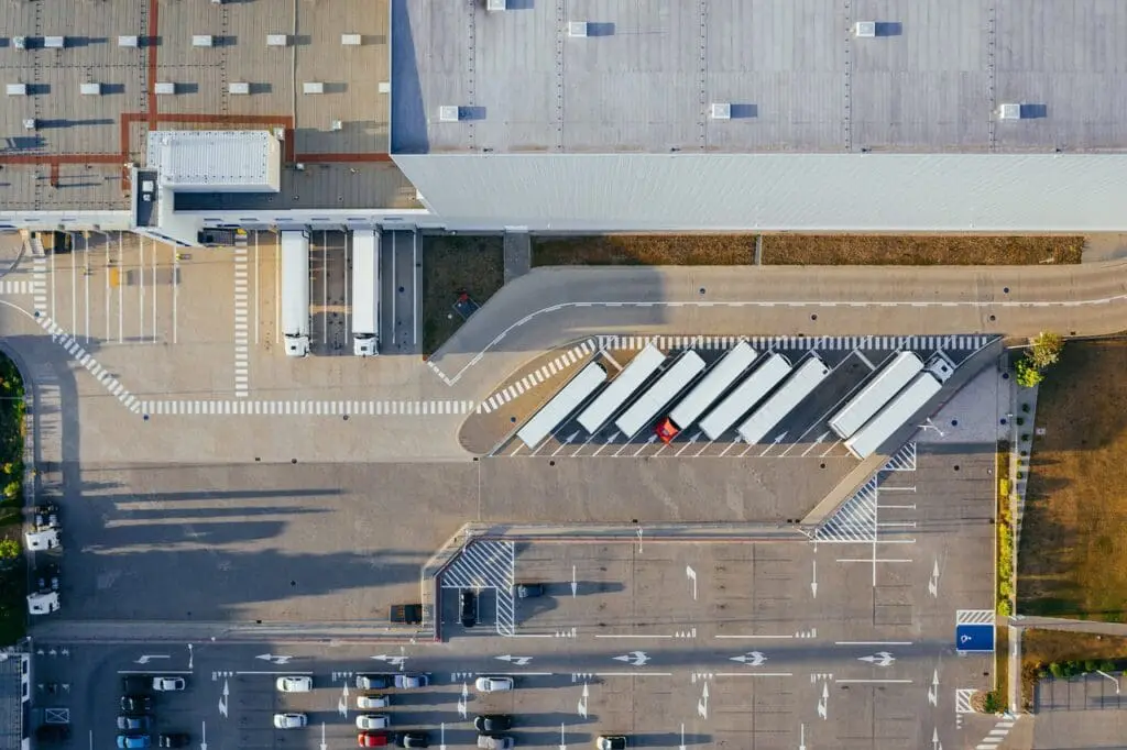 Cross Docking is een logistieke strategie waarbij goederen direct van inkomende naar uitgaande vracht worden verplaatst zonder langdurige opslag, waardoor doorlooptijden en opslagkosten verminderen.