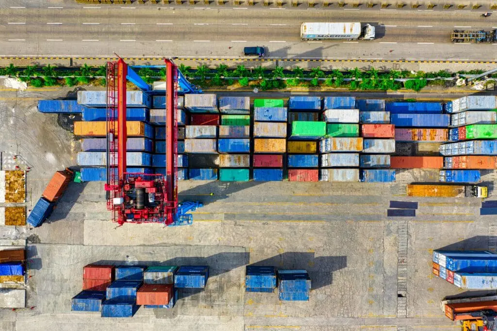 Value Added Services (VAS) in de logistiek omvatten extra diensten zoals etikettering, ompakken, assemblage en kwaliteitscontroles om de waarde van goederen te verhogen voordat ze de eindklant bereiken.