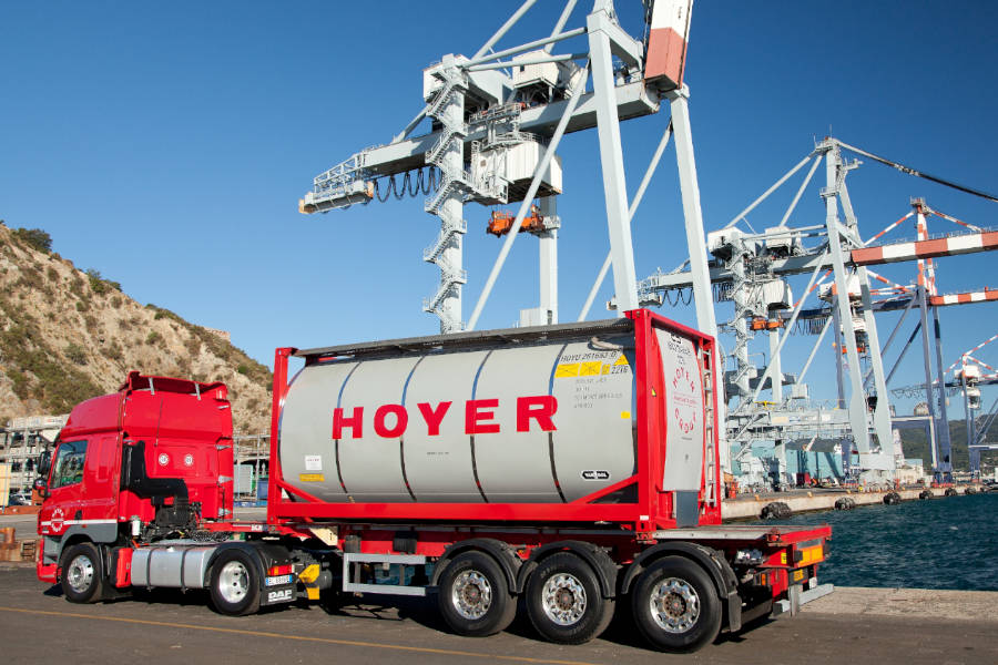 Vrachtwagen van logistiek bedrijf Hoyer op een haven