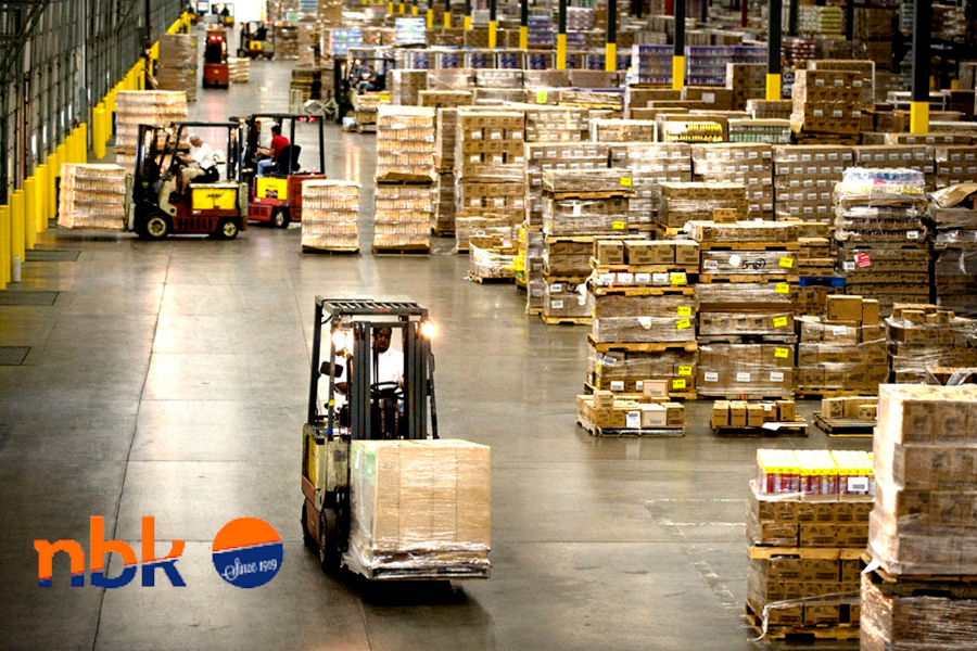 NBK Mensen die aan het werk zijn in een warehouse van NBK