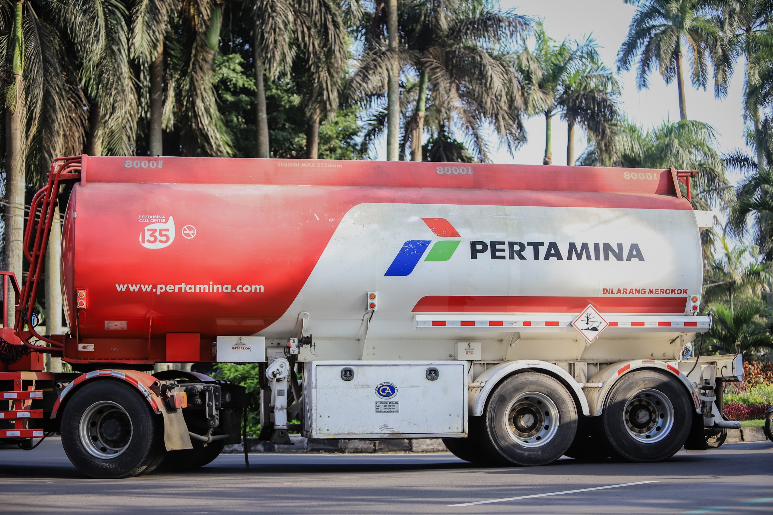 Een tank van het logistieke bedrijf Pertamina op een vrachtwagen
