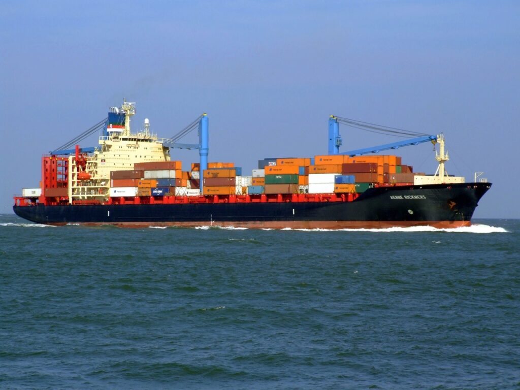 Een schip vol geladen met containers