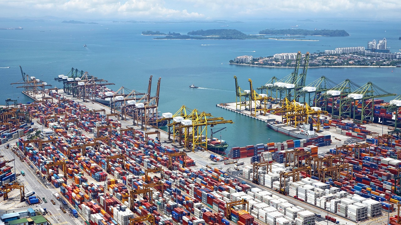 Afbeelding van een haven gevuld met containers die binnen komen en getransporteerd worden