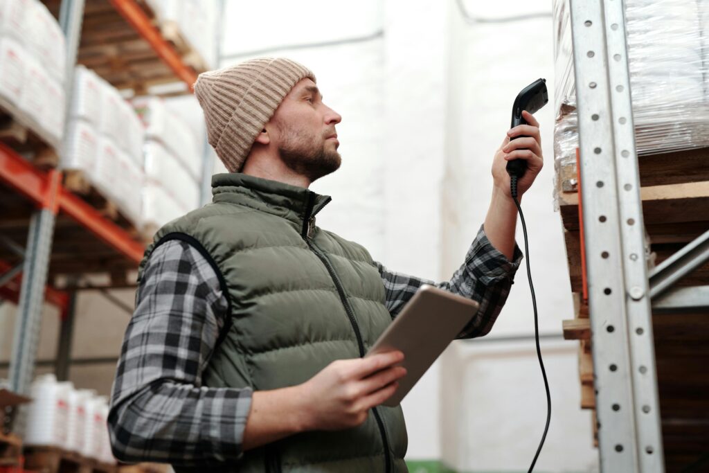 Hiermee kunnen gebruikers het volledige proces van uitgaande goederen (Outbound) beheren via een handheld apparaat. Deze nieuwe functionaliteit biedt de mogelijkheid om een compleet scenario in te richten met verschillende Value Added Services, zoals het picken, verpakken, labelen, sealen, en toevoegen van Track & Trace.