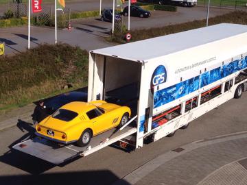 Auto word geladen in een vrachtwagen van GPS Trucking