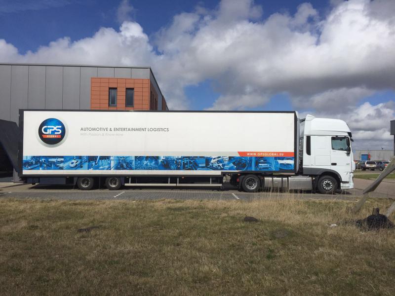 Een vrachtwagen van het logistieke bedrijf GPS Trucking