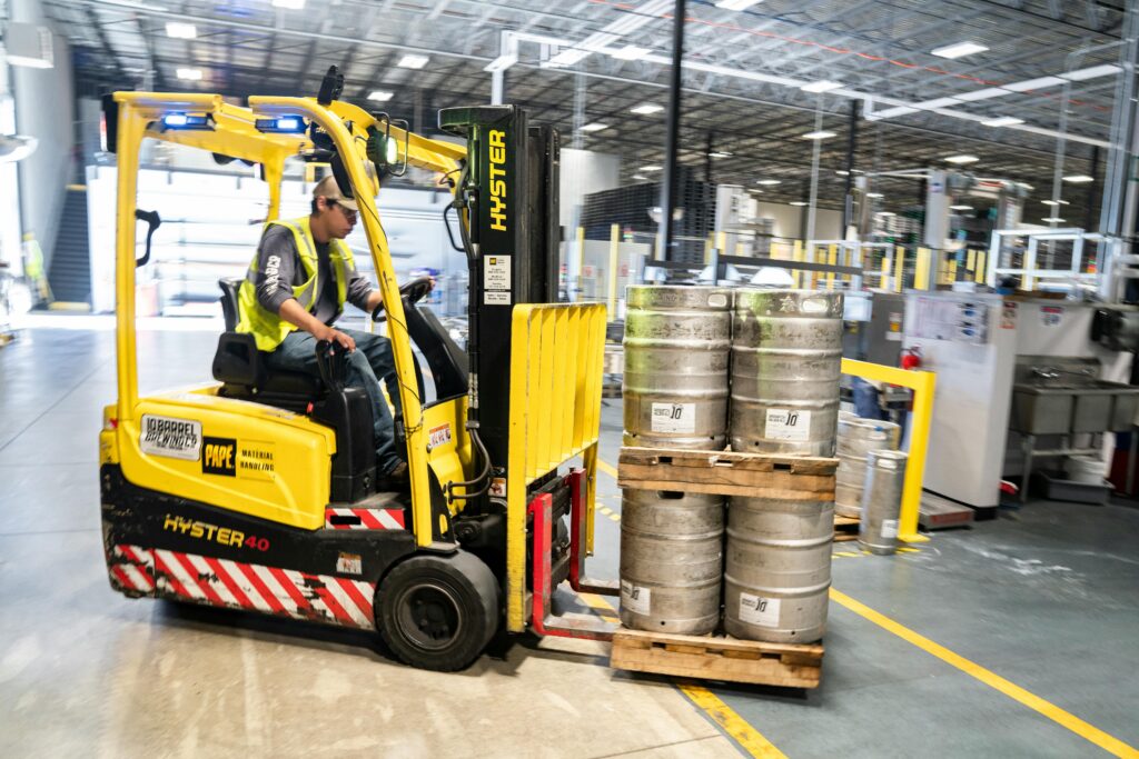 Efficiënt het beheer van de binnenkomst van goederen met Adaption's Warehouse Management System (WMS). Ons WMS automatiseert het ontvangstproces, van barcode-scanning en zendingcontrole tot voorraadbeheer en opslaglocaties. Met real-time updates en gedetailleerde rapportages heeft u altijd volledige controle, waardoor uw magazijnprocessen snel en efficiënt verlopen.