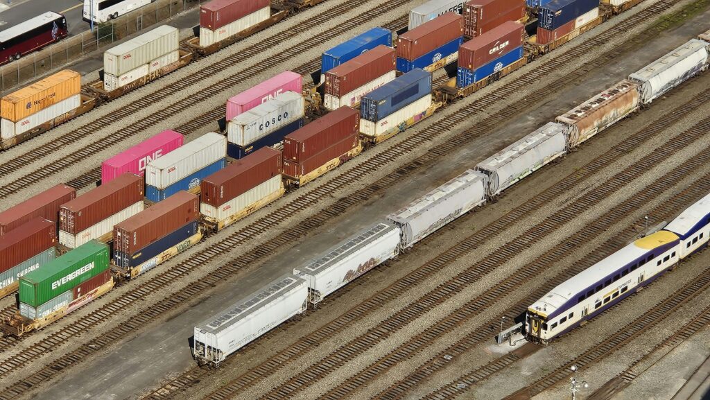 Efficiënt containers vervoeren via trein met Adaption's Freight Management System (FMS). Ons FMS optimaliseert het plannen, beheren en volgen van treinvervoer, met real-time updates, routeoptimalisatie en integratie van verschillende transportmodaliteiten.