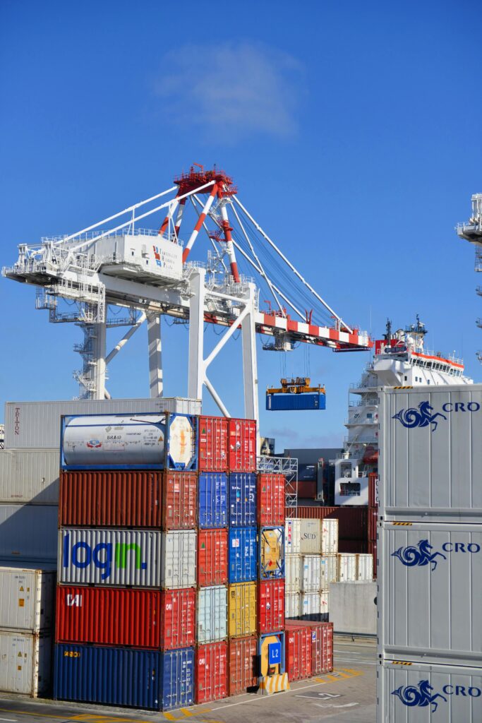 Het FMS (Freight Management System) van Adaption biedt een geïntegreerde oplossing voor het beheren en optimaliseren van transportstromen, inclusief kostenbeheer, realtime tracking en multimodale transportplanning.