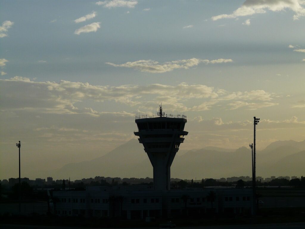 Een Control Tower biedt realtime inzicht in de volledige supply chain, waardoor bedrijven proactief kunnen reageren op verstoringen en efficiënter kunnen plannen.