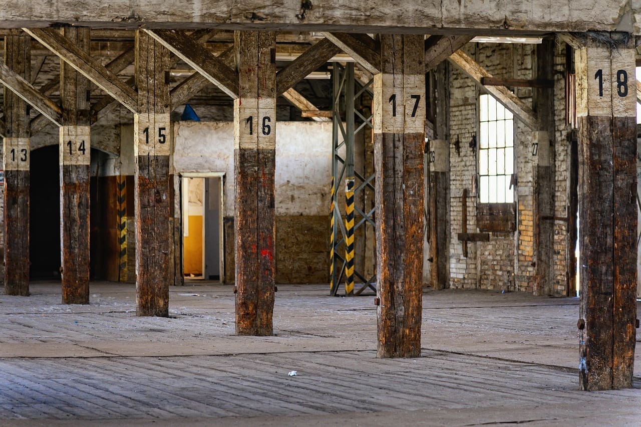 Locatiebeheer binnen een Warehouse Management Systeem (WMS) optimaliseert de opslag en verplaatsing van goederen door elk item aan een specifieke locatie toe te wijzen.