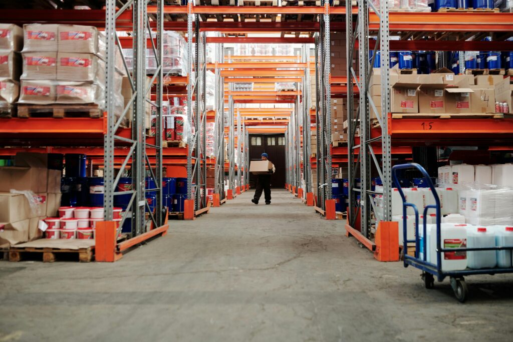 Een geoptimaliseerd orderpicksysteem, zoals in ons WMS, verhoogt de snelheid, nauwkeurigheid en productiviteit binnen de logistieke keten.